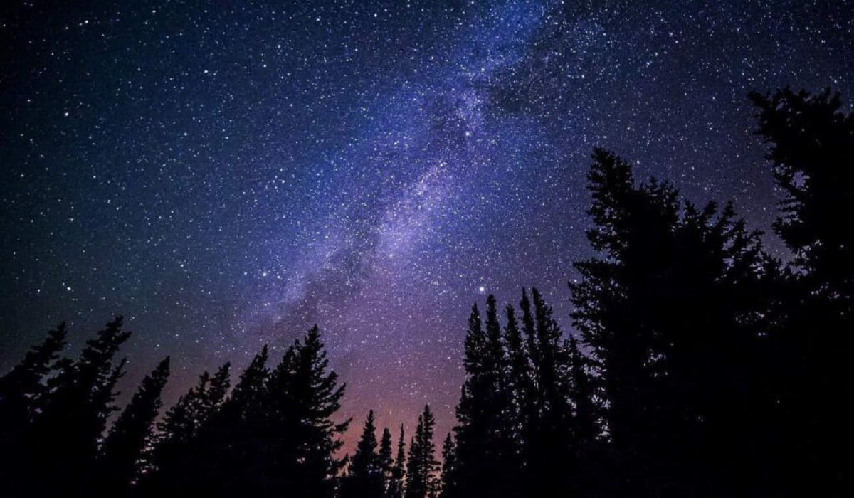 宇宙の神秘と満点の星