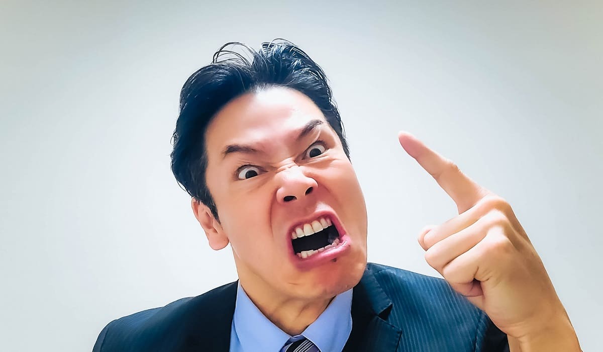 怒り狂う男性