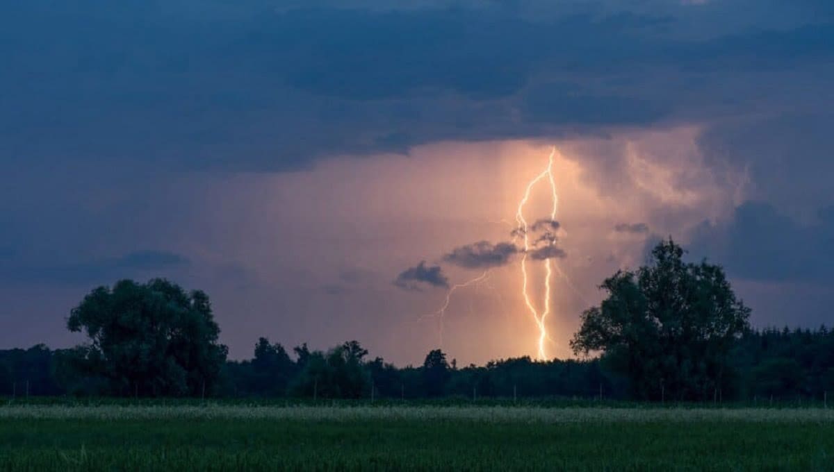 困難な世の中を象徴する暗雲と雷