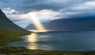 雲の合間から差し込む光