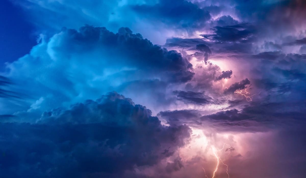 雲中で光る雷
