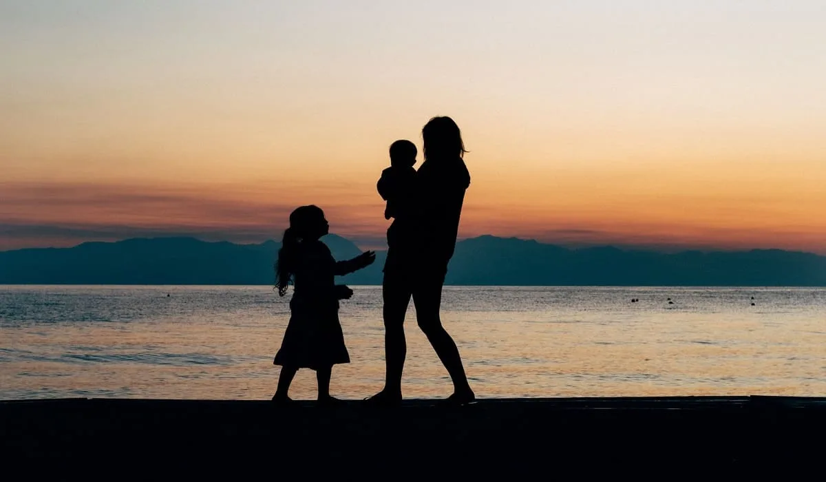 子供を抱く女性ともう一人の子供