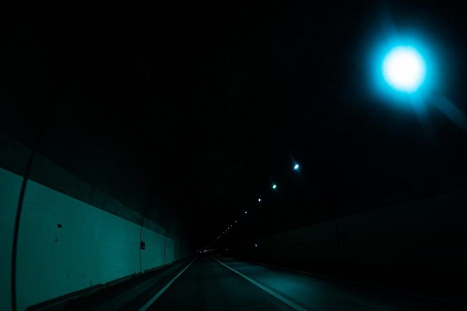 異世界転生のような夜の高速道路