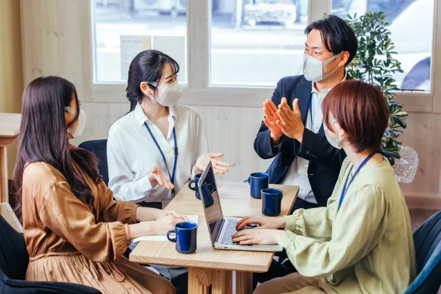 マスクで顔を隠す