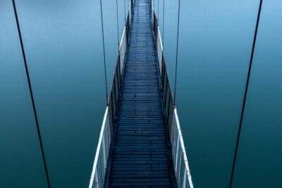 湖の上に渡る橋