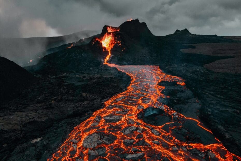 火山が噴火して流れるマグマ