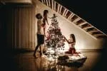 クリスマスツリーを飾る家族