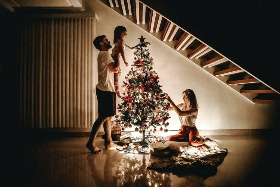 クリスマスツリーを飾る家族